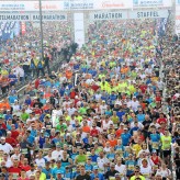 Franz Pehersdorfer gewinnt seine Altersklasse beim Linz Marathon